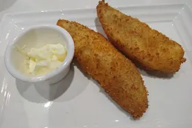 Smažený sýr s hranolky a tatarskou omáčkou